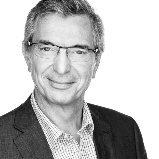 Photo en noir et blanc d'un homme portant des lunettes.