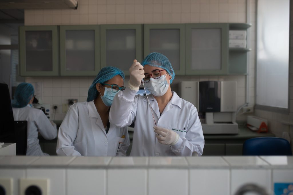 Deux personnes en blouse de laboratoire travaillant dans un laboratoire sur une initiative de médicaments contre les maladies négligées.