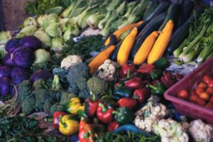 Une variété de légumes bas-carbone sont exposés sur un marché.