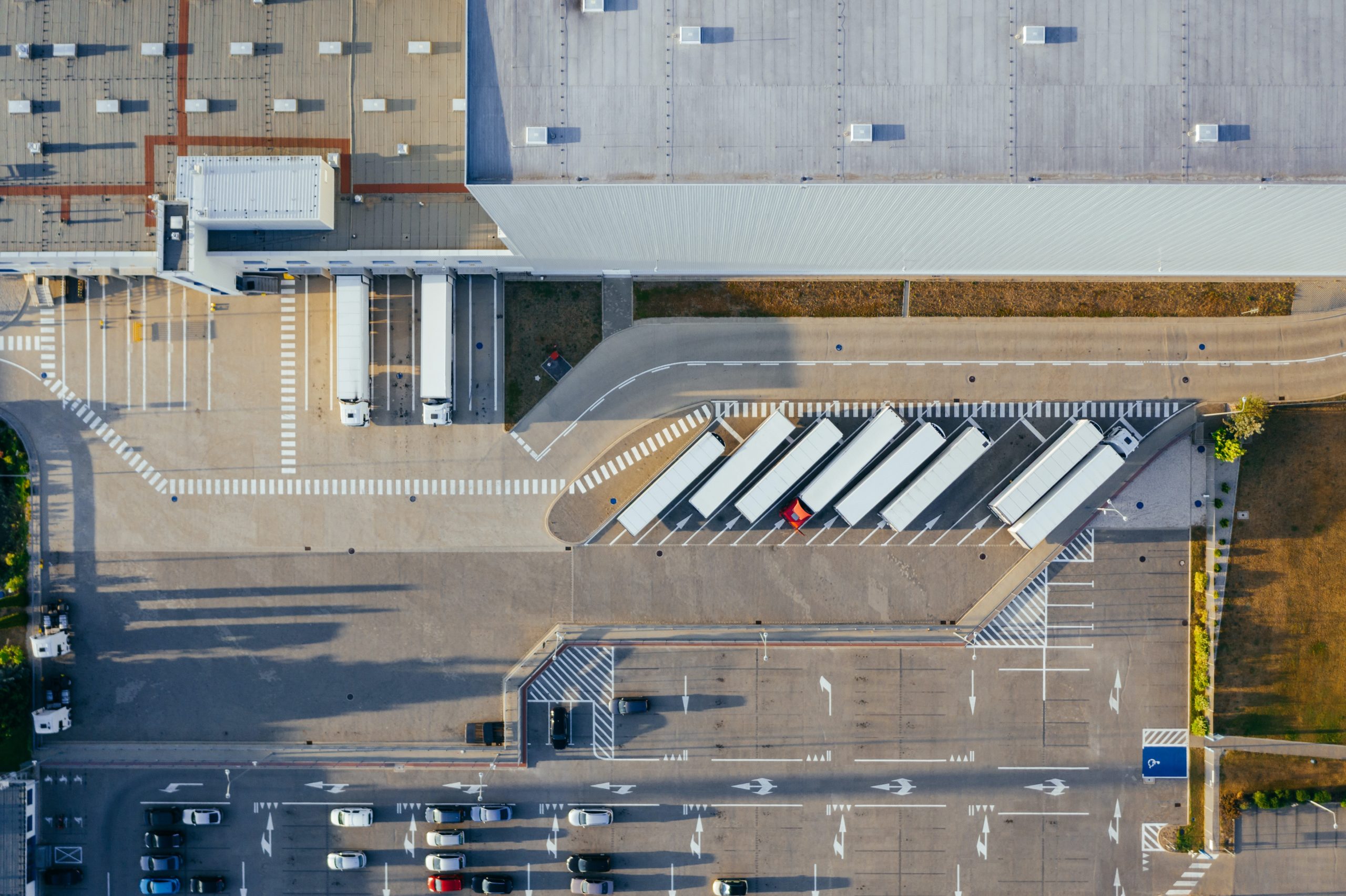 Une vue aérienne d'un parking mettant en valeur l'engagement des fournisseurs.