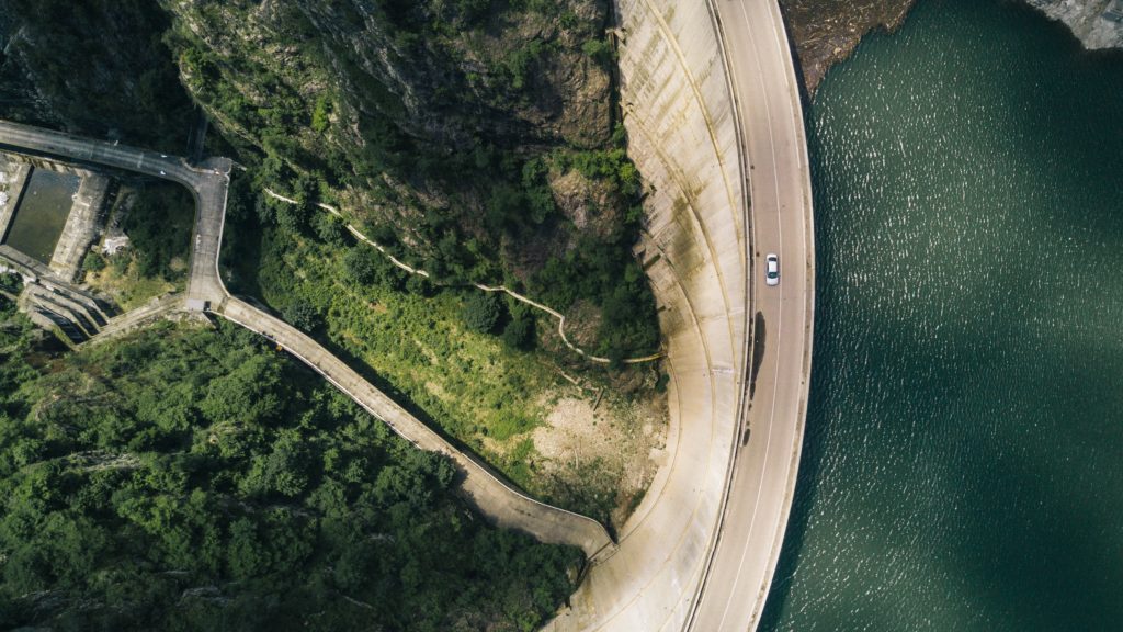 Une vue aérienne d'un barrage sur une rivière, mettant en valeur les impressionnants domaines d'ingénierie et d'architecture.