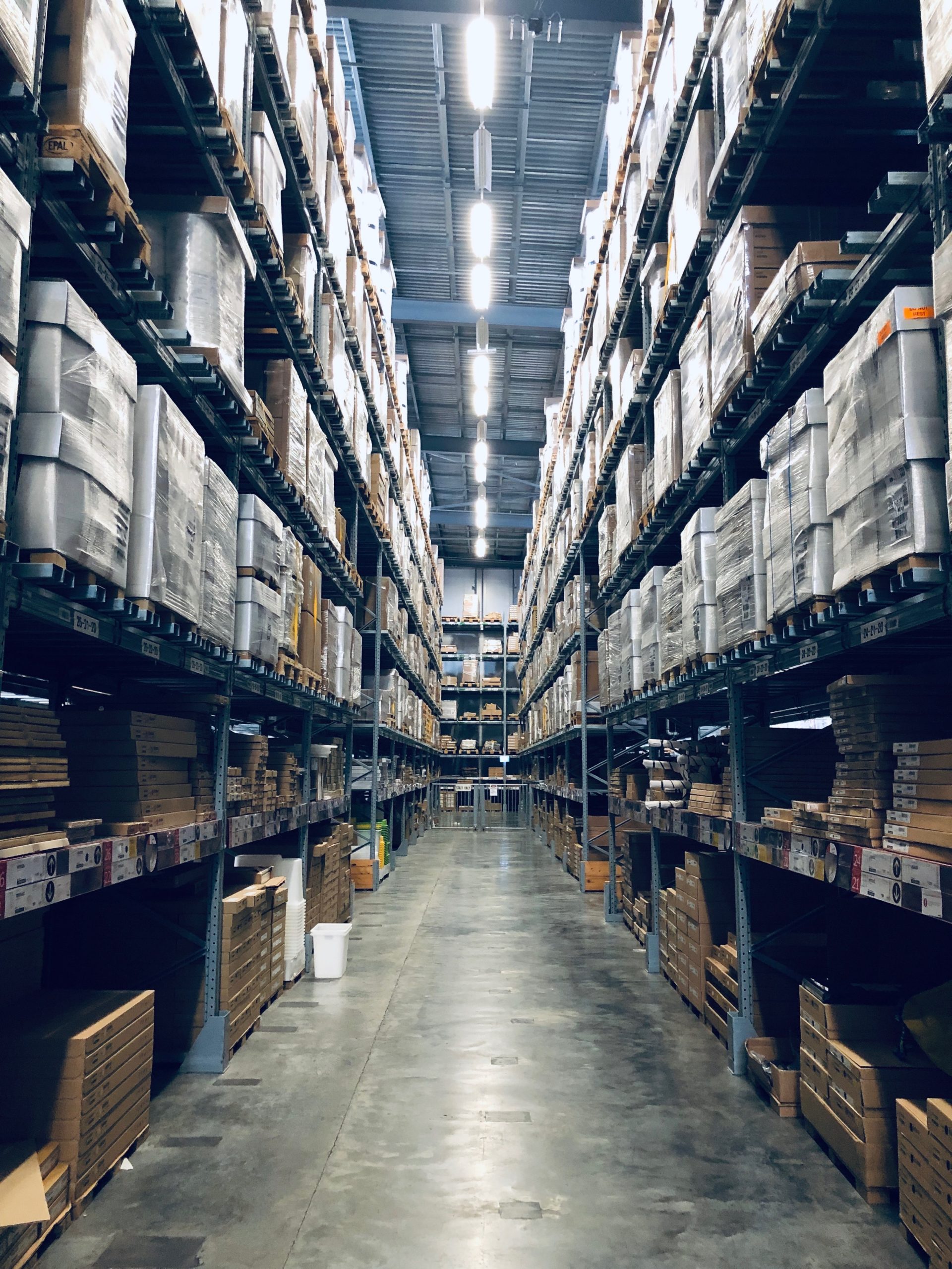 Un entrepôt rempli de cartons et de palettes, conçu pour inciter un stockage et une gestion efficaces pour les fournisseurs.