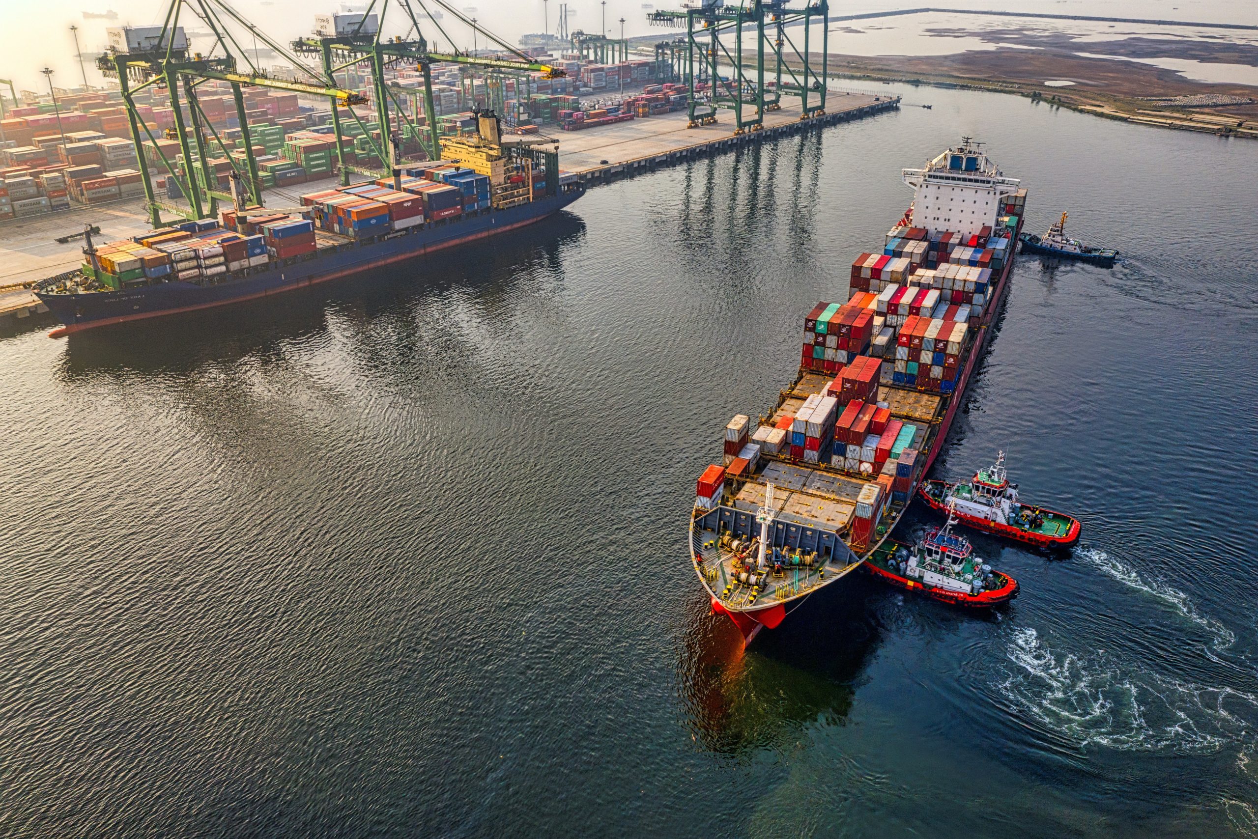 Une vue maritime d’un porte-conteneurs amarré dans un port.