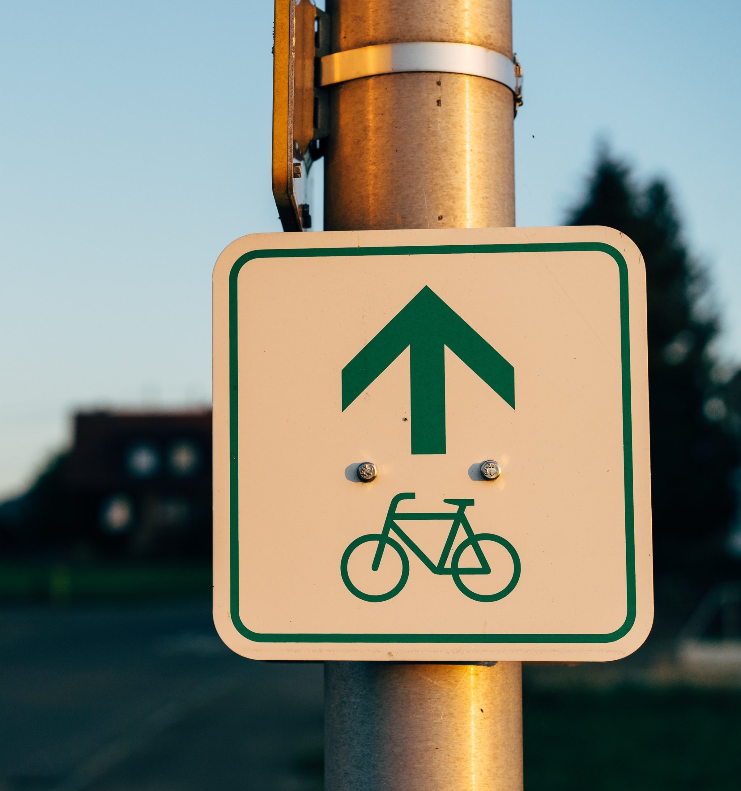 A transversal sign with a bicycle on it.